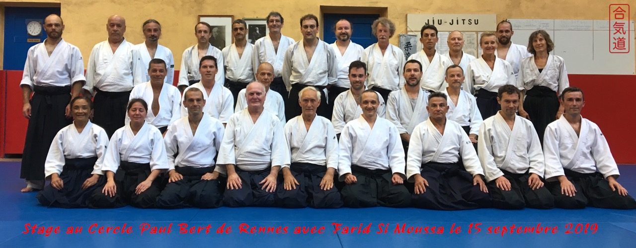 Photo de groupe de pratiquants en keikogi et hakama