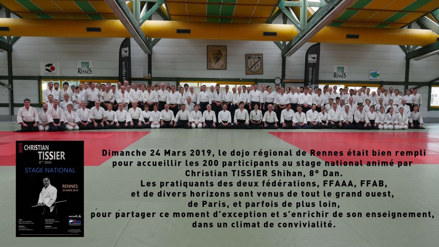 Photo de groupe d'environ 200 pratiquants au stage de Christian Tissier à Rennes
